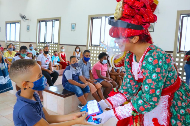 Alunos do CESA recebem visita de Papai Noel e ganham presentes da Árvore dos Sonhos